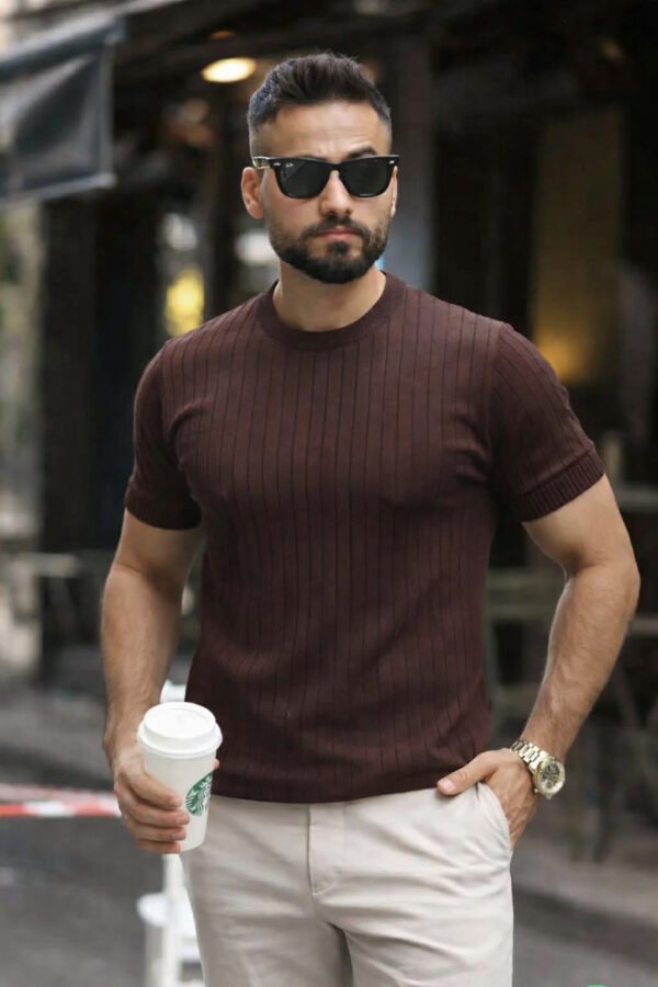 Maicë me Vija për Meshkuj – Slim Fit, Material Premium, Stil Modern (Disponueshme në disa ngjyra)