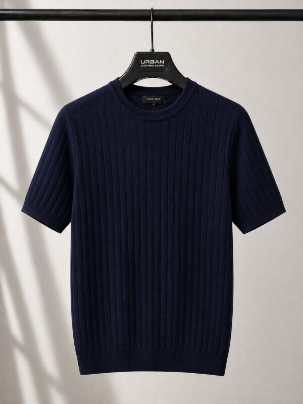 Maicë e thurur me vija për meshkuj – stil modern dhe veror