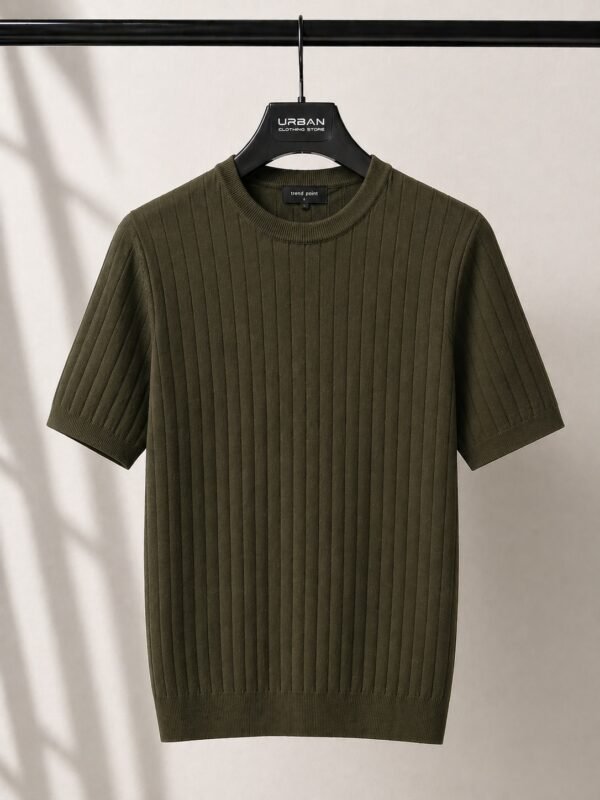 Maicë e thurur me vija për meshkuj – stil modern dhe veror