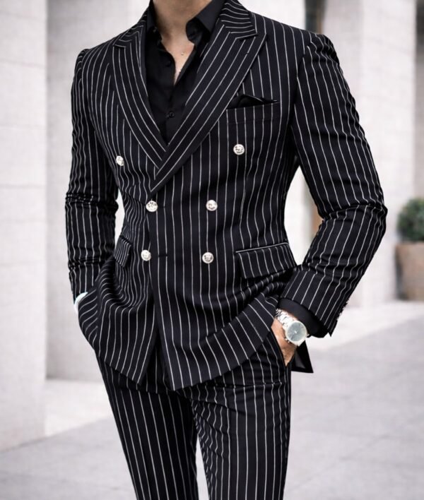 Kostum Elegant me Vija të Holla (Pinstripe) – Dizajn Modern Double-Breasted