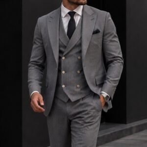Kostum Premium Grey Pinstripe – 3 Pjesësh Double-Breasted